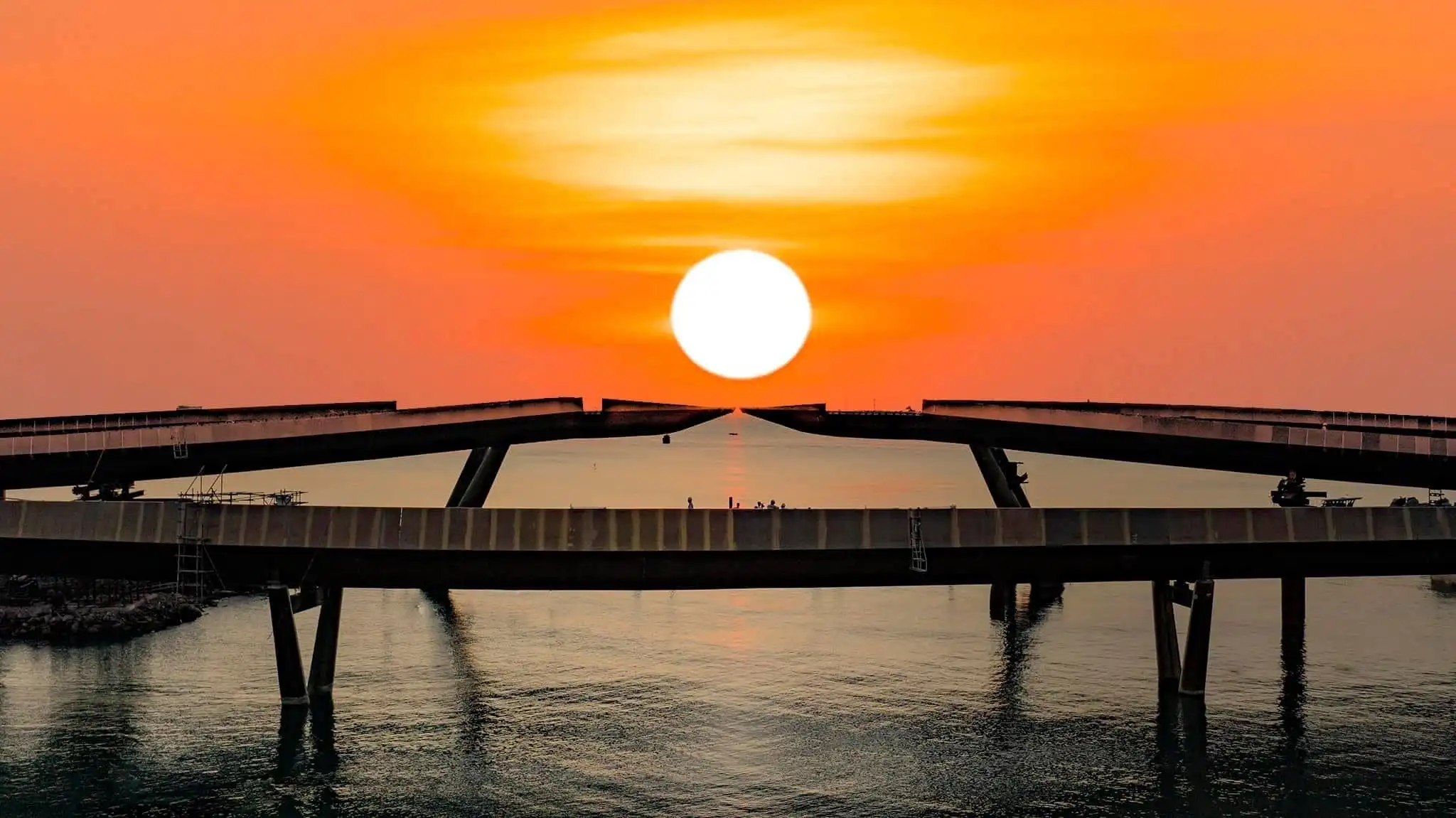 Khung cảnh hoàng hôn đẹp như tranh vẽ tại Cầu Hôn 