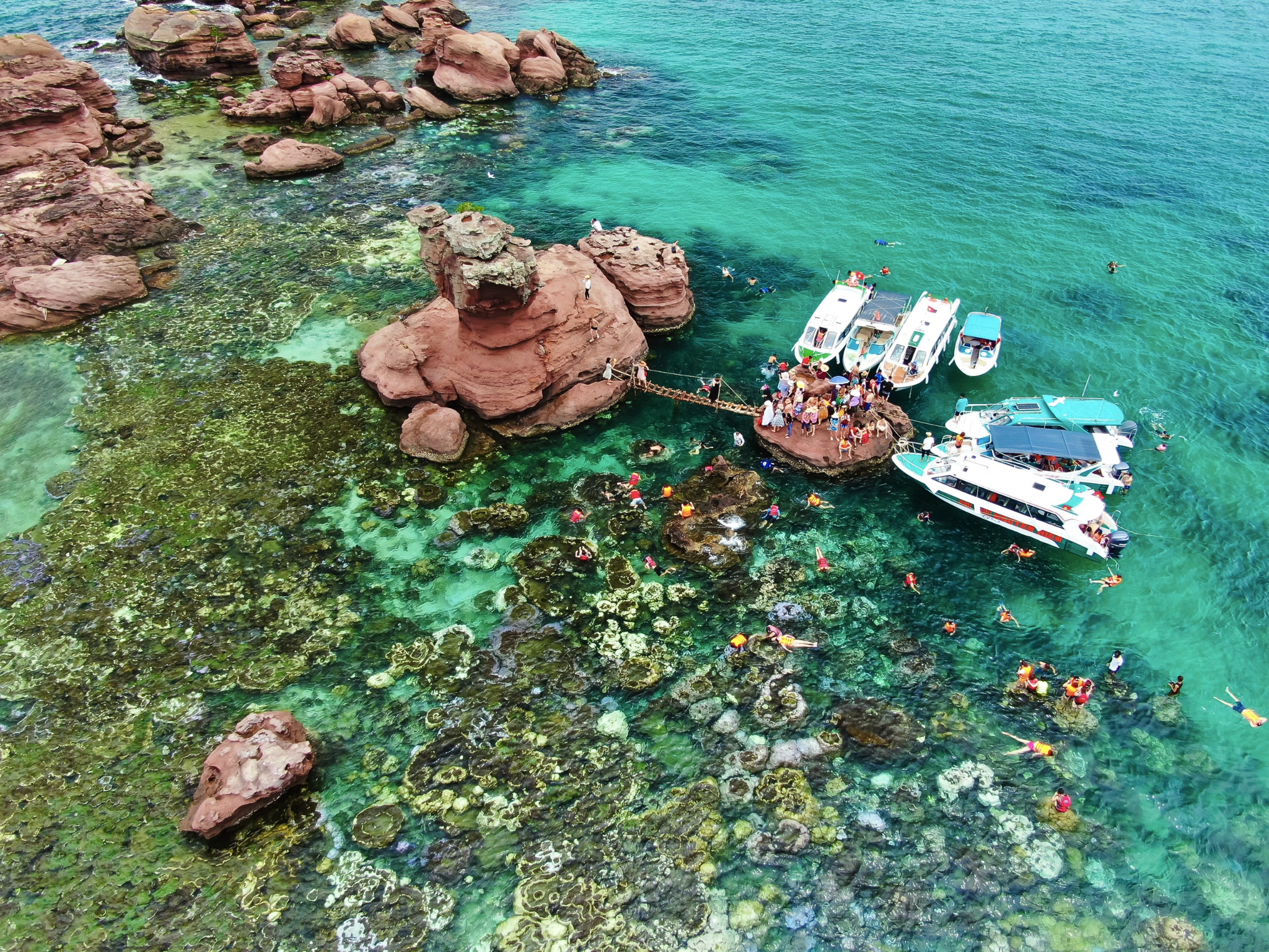 Du khách thích thú khám phá các hòn đảo trong lịch trình tour 3 đảo 