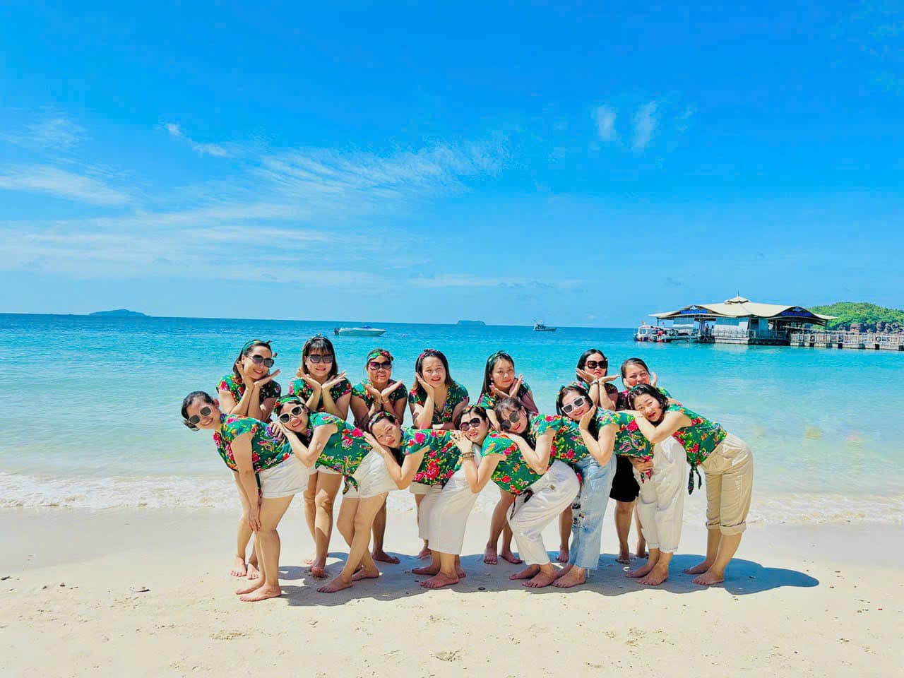 Du khách nên kiểm tra kỹ thời tiết trước khi di chuyển bằng cano ra đảo 