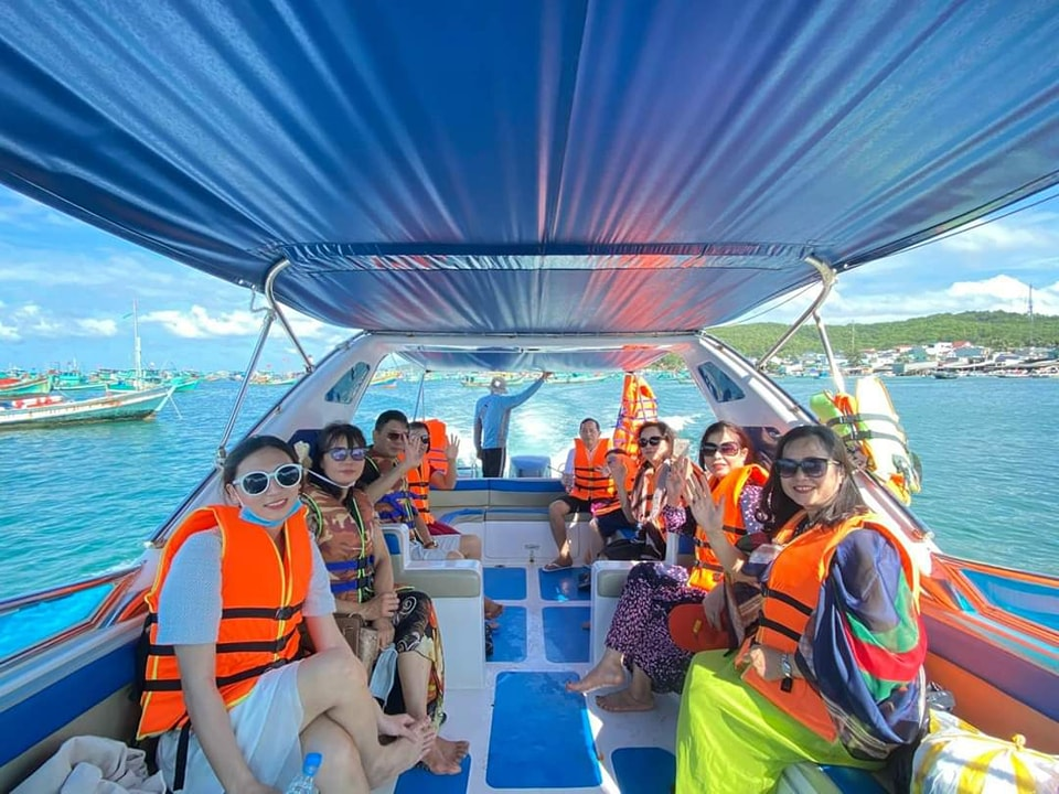 Gia đình hoặc nhóm bạn đi đông thường lựa chọn thuê một cano riêng để thoải mái khám phá biển đảo hơn 