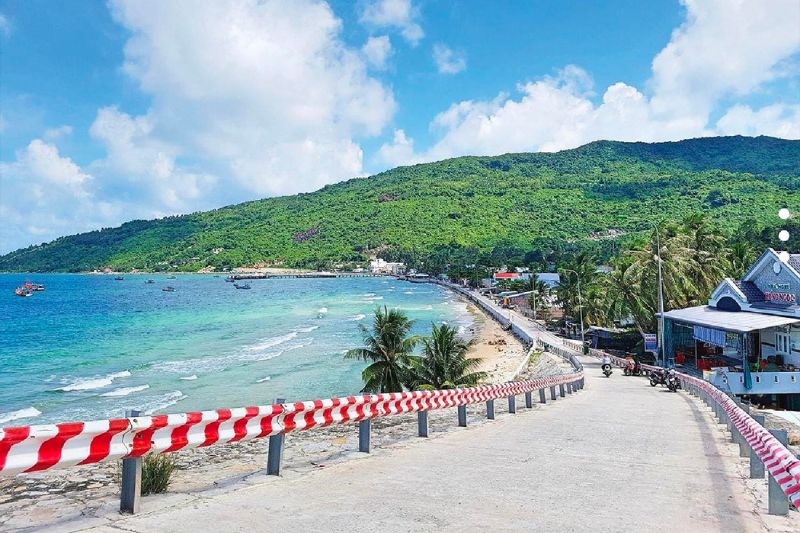 Con đường ven biển thu hút nhiều du khách trong hành trình phượt Nam Du