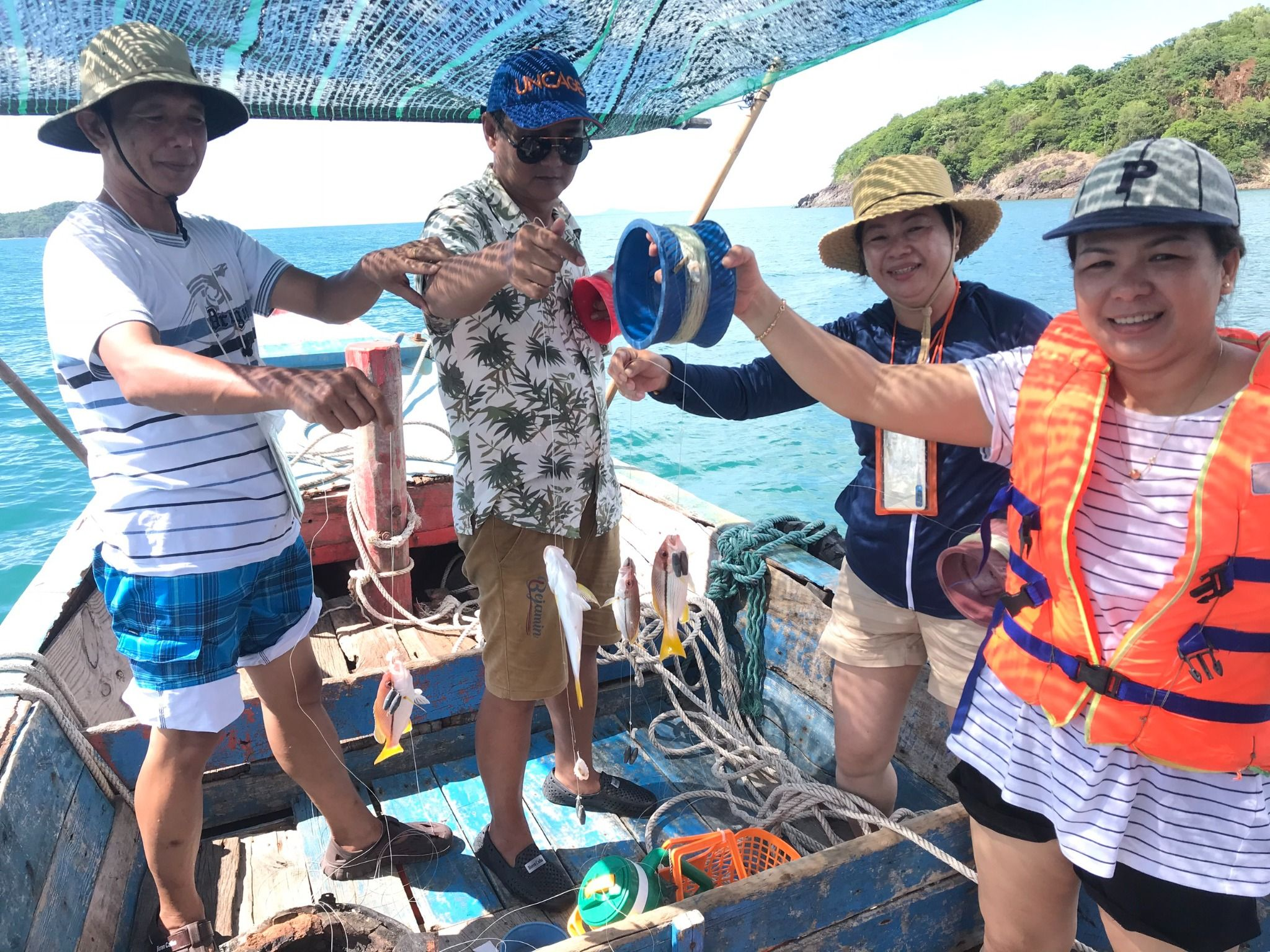 Du khách trải nghiệm câu cá cùng ngư dân địa phương 