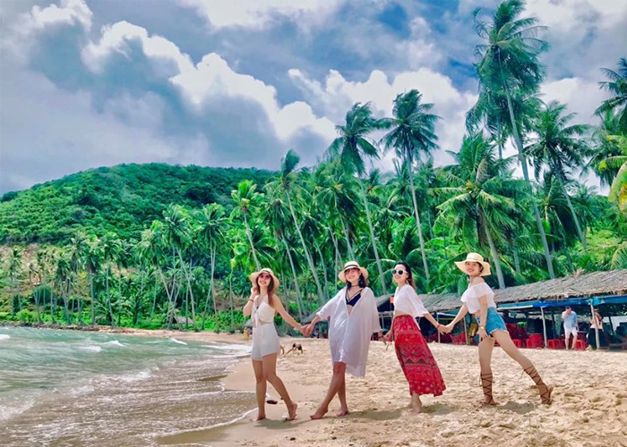 Du khách thích thú check in tại Bãi Cây Mến