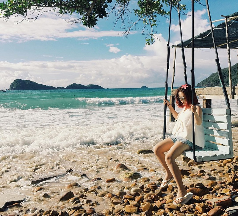 Bãi Chệt sở hữu các bãi cát pha sỏi đặc trưng hiếm có 