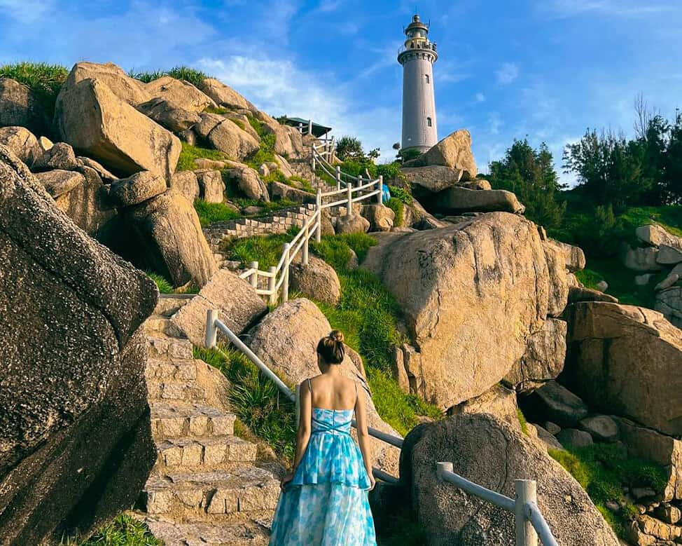 Du khách check in tại chân Hải đăng Nam Du