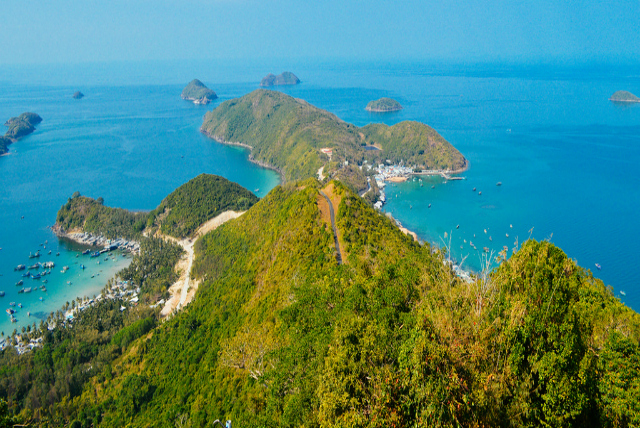 Toàn cảnh Bãi Chệt nhìn từ ngọn Hải đăng Nam Du 