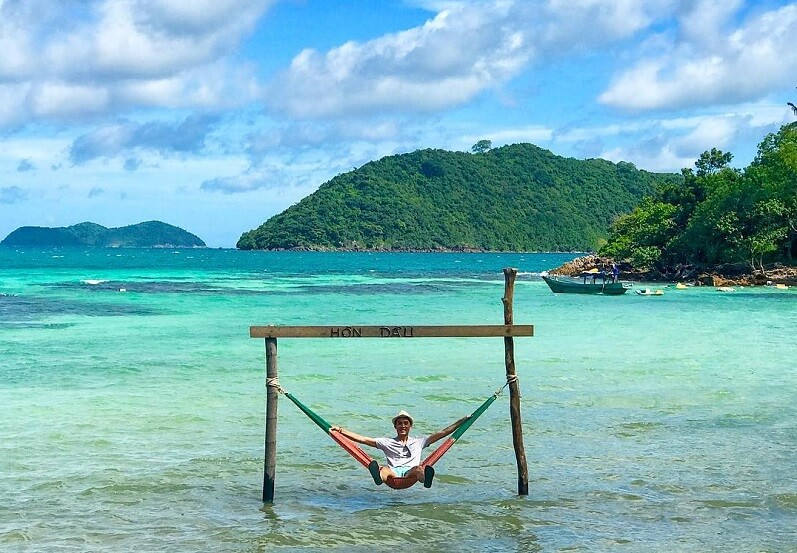 Du khách thích thú trải nghiệm bãi biển tại Hòn Dầu 