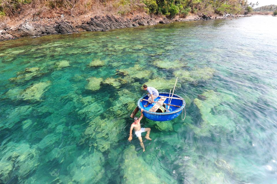 Du khách trải nghiệm lặn biển và bắt nhum tại Hòn Dầu 