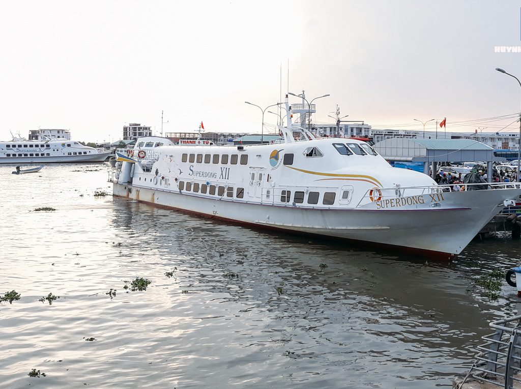 Du khách di chuyển bằng tàu cao tốc từ Rạch Giá đến Nam Du