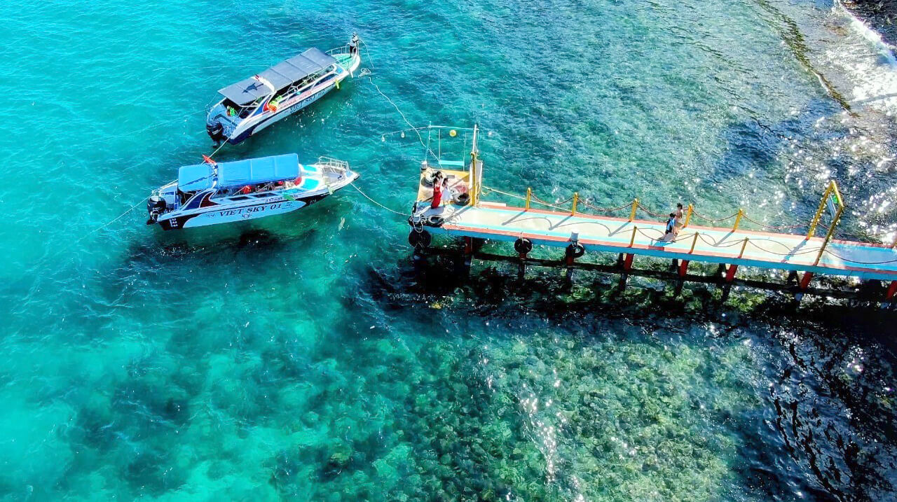 Du khách di chuyển bằng ghe hoặc cano để tới Hòn Mấu