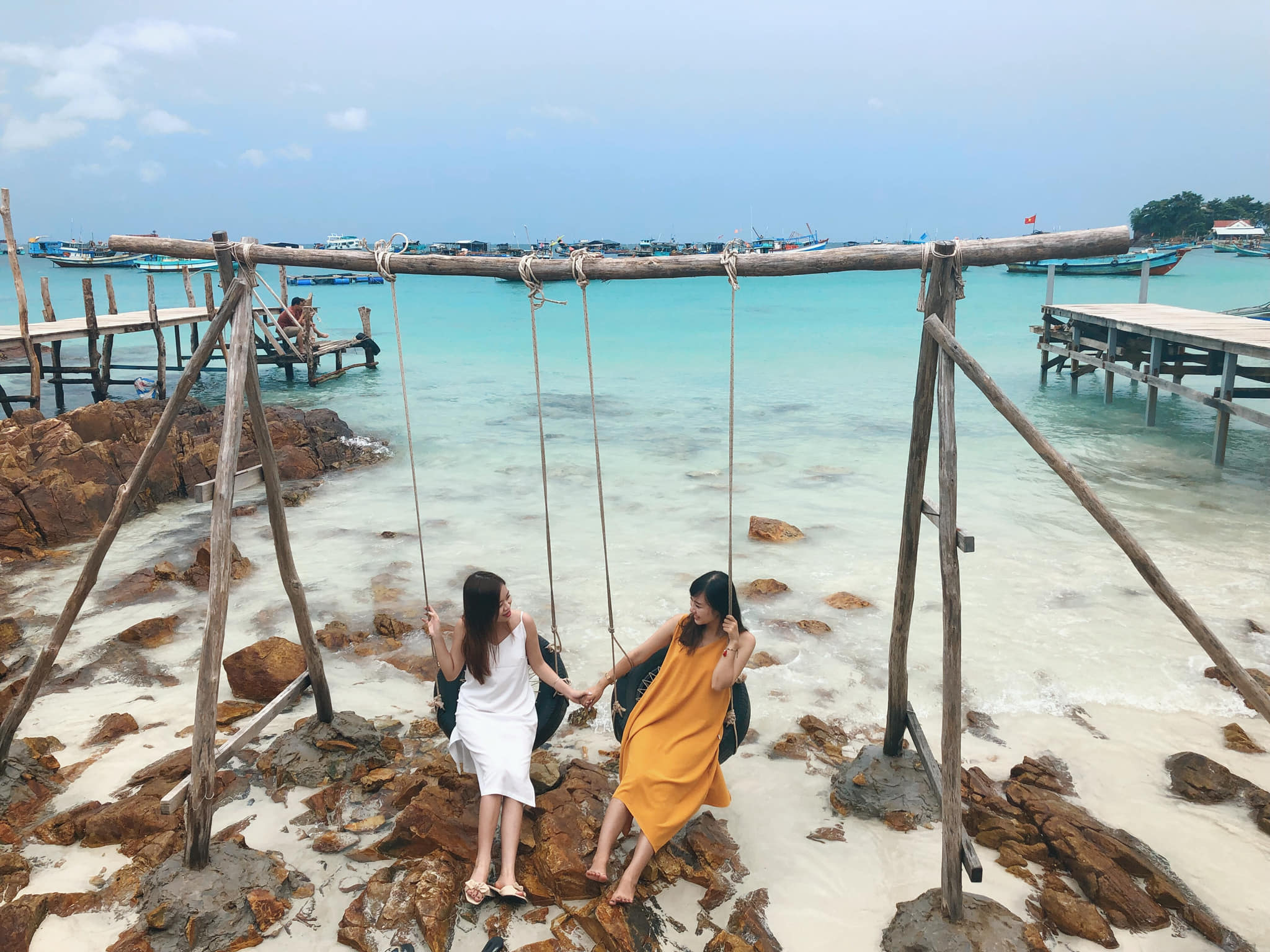 Buổi chiều nắng dịu là lúc thích hợp để đi dạo quanh Hòn Mấu