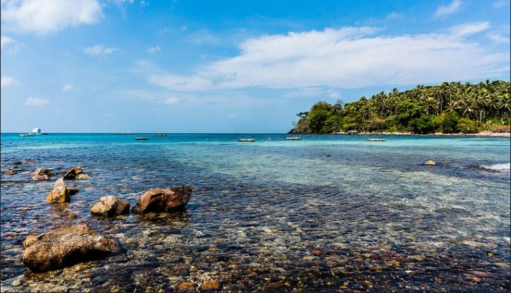 Bãi Đá Đen sở hữu những hòn đá tự nhiên lạ mắt thu hút nhiều du khách tới check in 