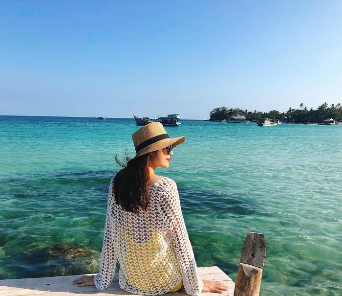 Du khách check in dưới ánh nắng rực rỡ tại Hòn Mấu 