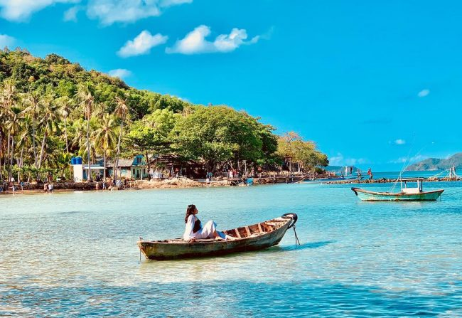 Du khách có thể di chuyển bằng ghe hoặc tàu nhỏ để đến Hòn Ngang 