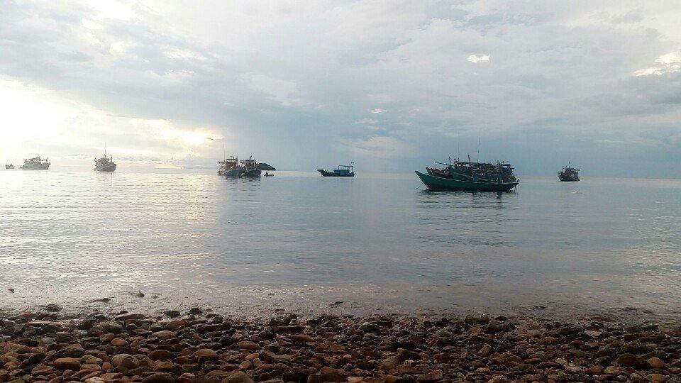 Khung cảnh yên bình thu hút nhiều du khách đến với Hòn Ngang 