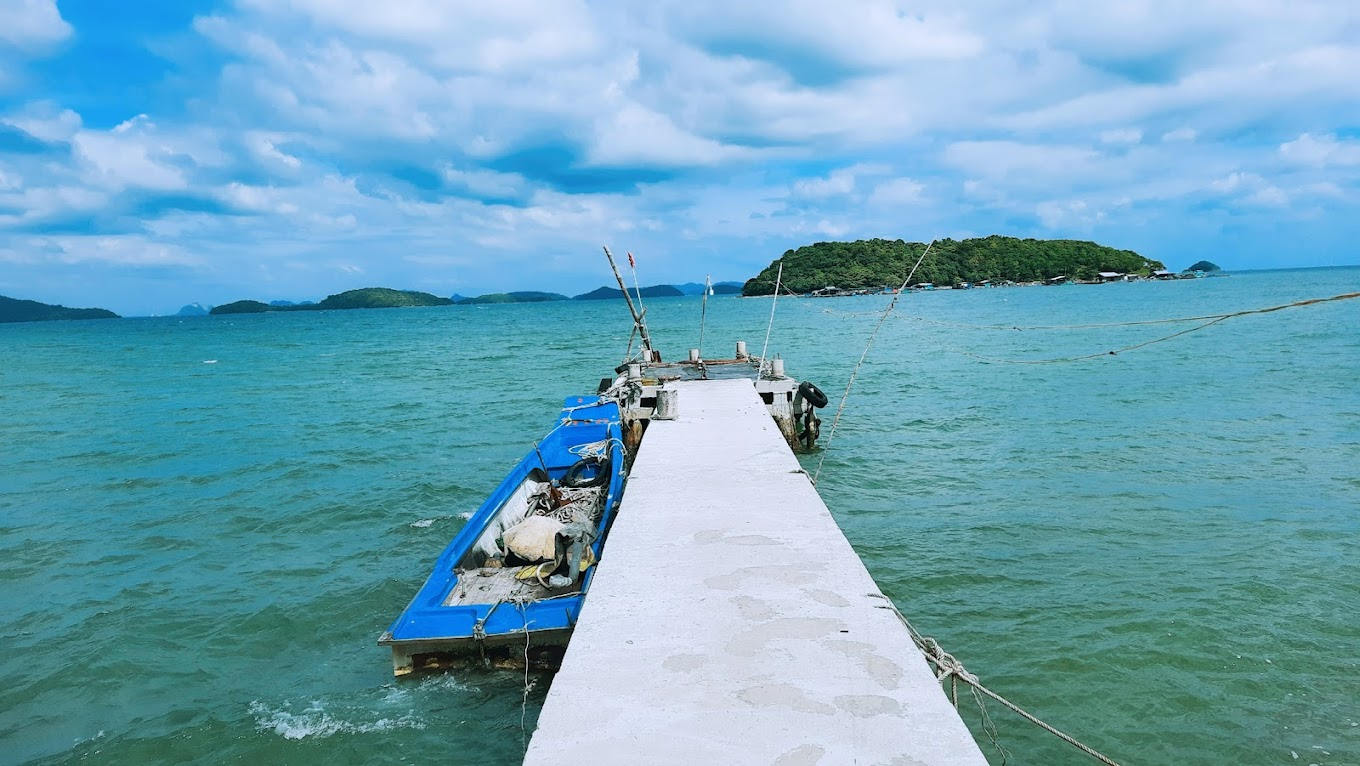 Hòn Hai Bờ Đập thu hút du khách bởi vẻ đẹp hoang sơ, yên bình. 