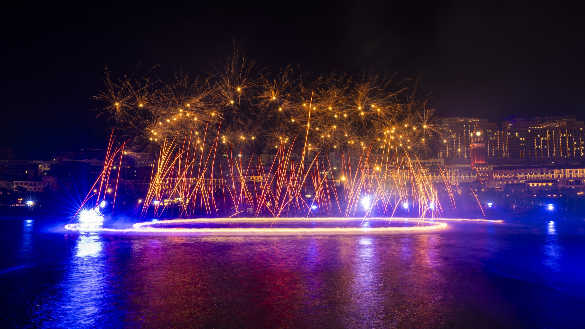 Pháo hoa mãn nhãn của show Bản giao hưởng đại dương.