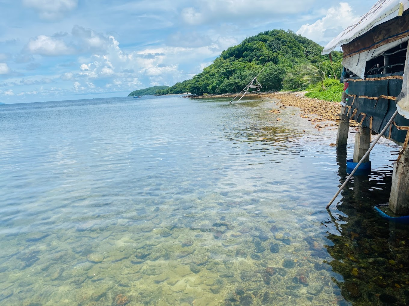 Nước biển tại hòn Hai Bờ Đập rất trong xanh vào những ngày nhiều nắng. 