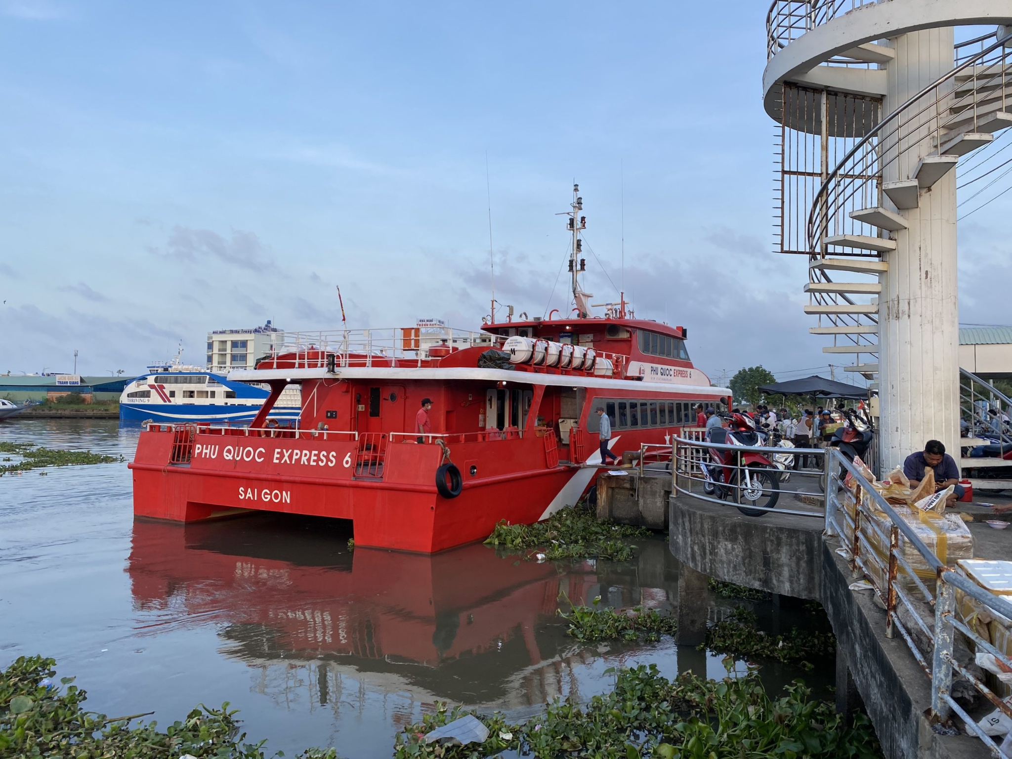Du khách nên tham khảo trước lịch trình tàu đến Nam Du vì có khá ít chuyến đến đảo mỗi ngày.