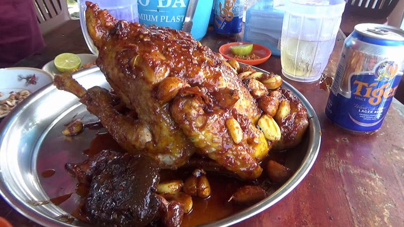 Món gà nướng Ma Thiên Lãnh nổi tiếng của đảo Hòn Sơn. 