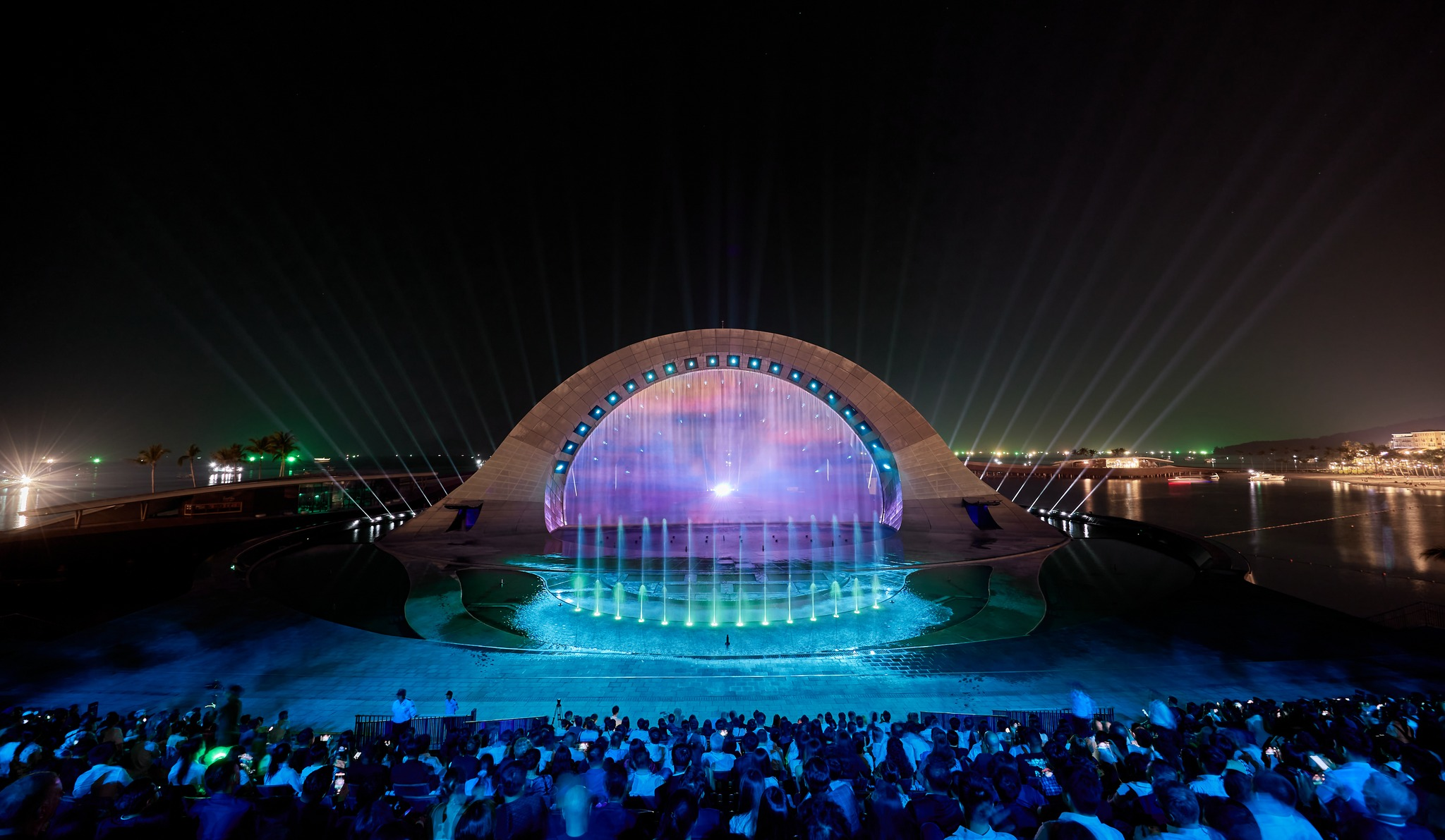 Sân khấu quy mô lớn và hiện đại của show Nụ hôn của biển cả.