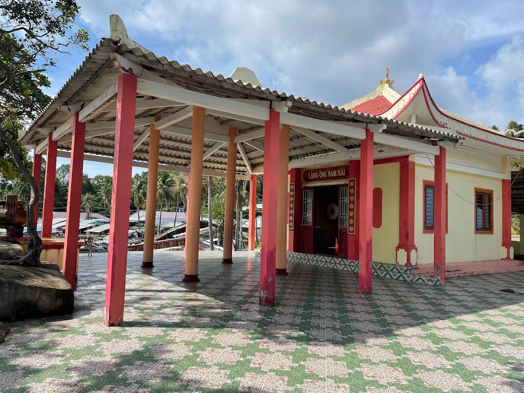 Dinh ông Nam Hải là điểm đến tâm linh nổi tiếng của đảo Hòn Sơn. 