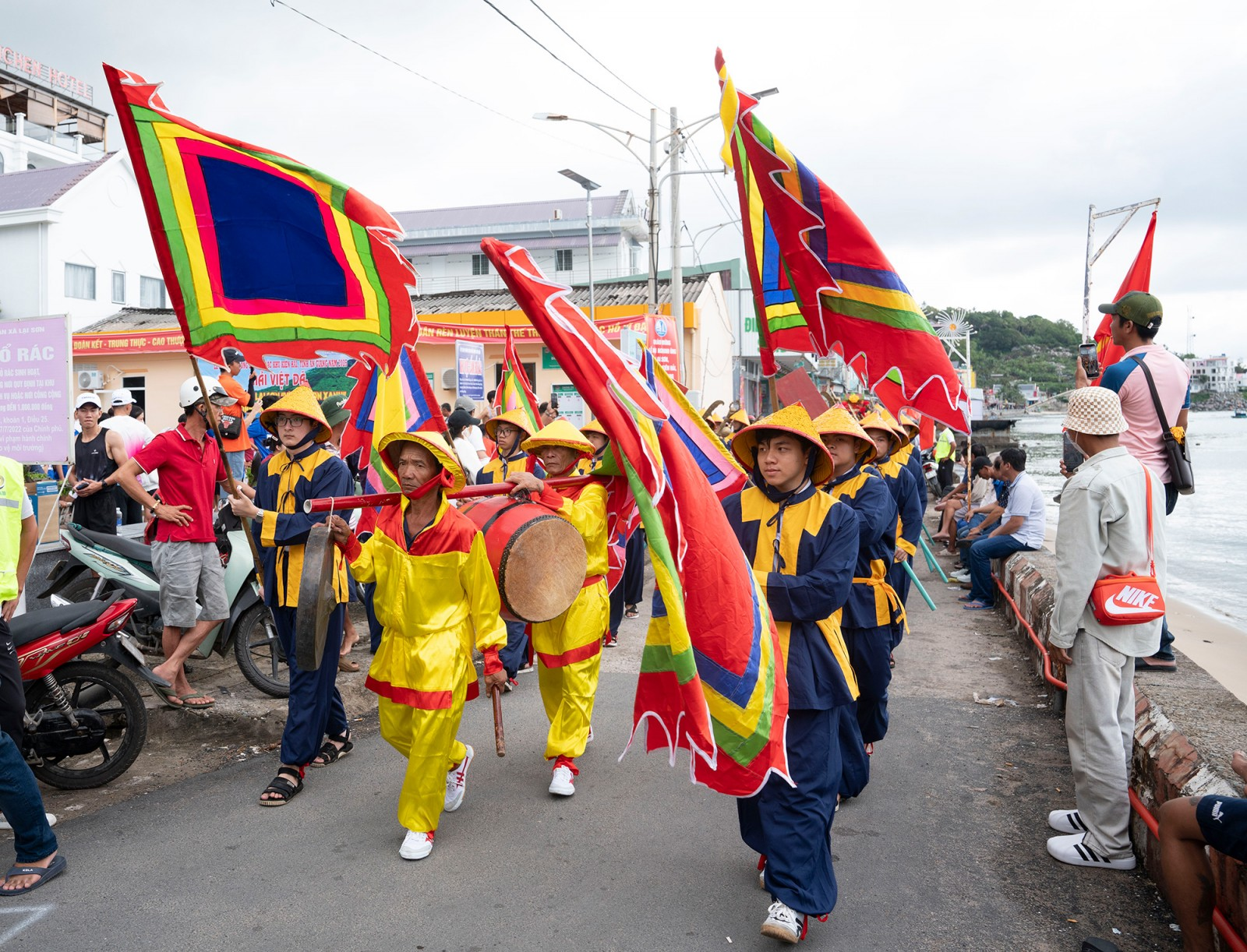 Lễ hội Nghinh Ông là hoạt động văn hóa, tâm linh quan trọng của ngư dân đảo Hòn Sơn. 