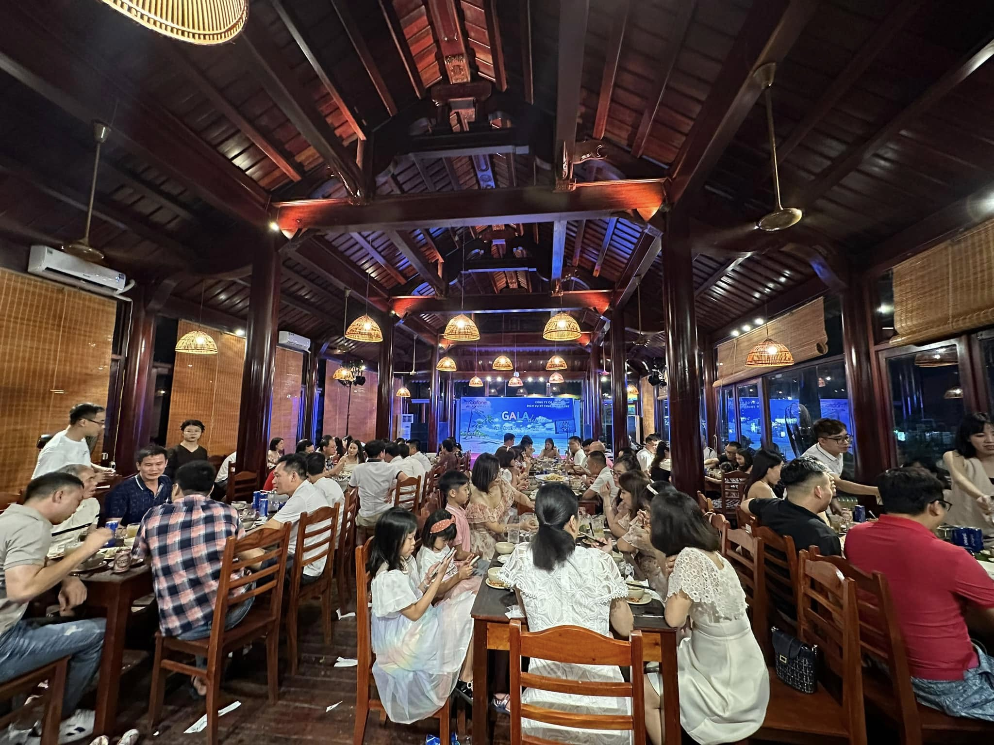 Du khách nên tìm hiểu trước và lựa chọn quán ăn phù hợp với nhu cầu. 