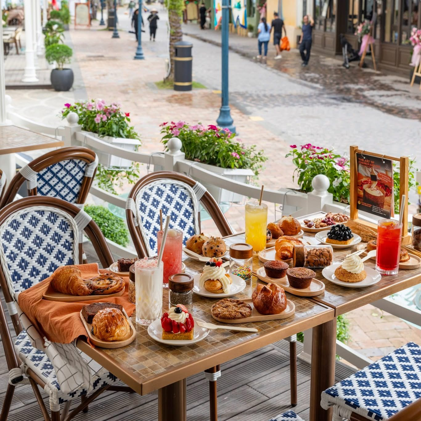 Du khách thưởng thức trà và bánh ngọt chuẩn vị Pháp tại tiệm bánh Eric Kayser. 