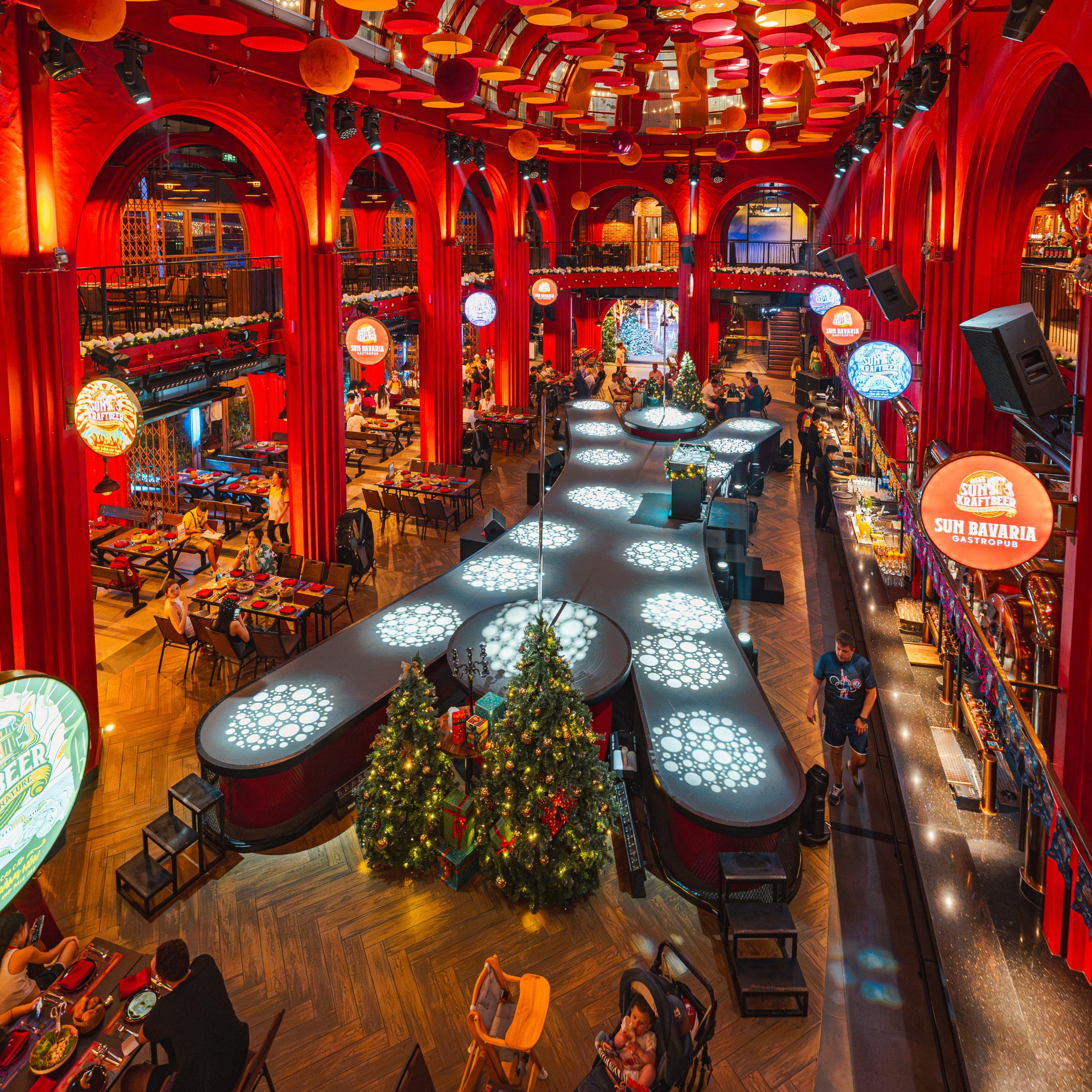 Không gian độc đáo của nhà hàng Sun Bravia GastroPub.