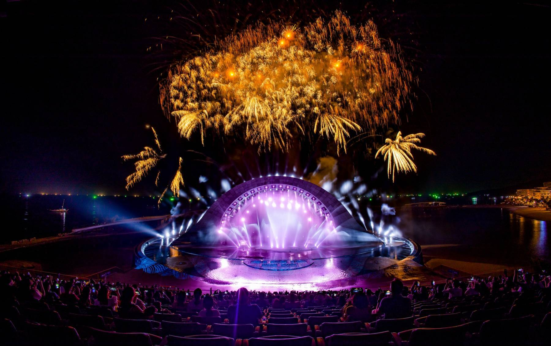 Pháo hoa rực rỡ của show Nụ hôn của biển cả. 