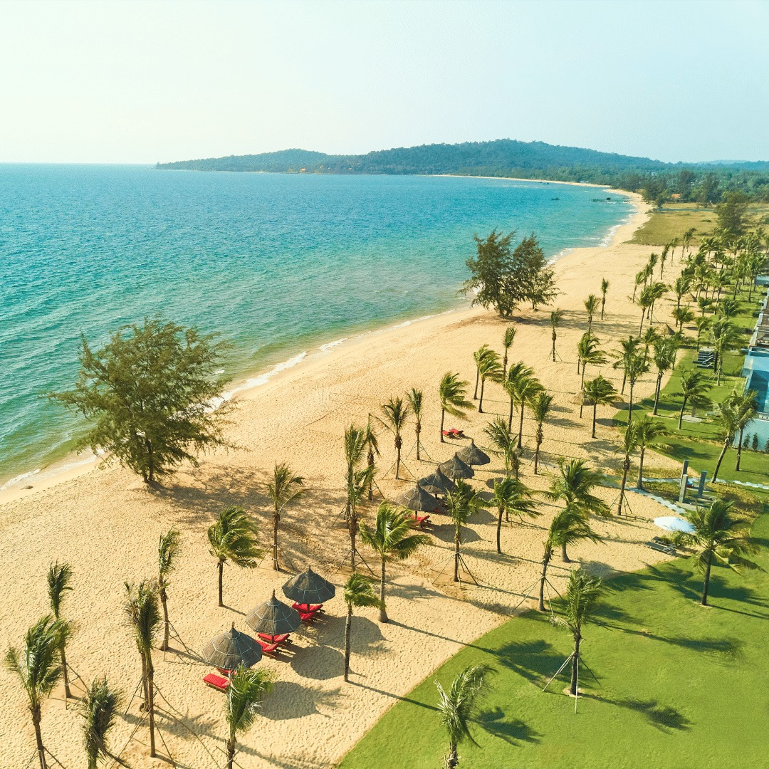 Bắc đảo nổi tiếng với những bãi biển đẹp, cát vàng mịn trải dài.