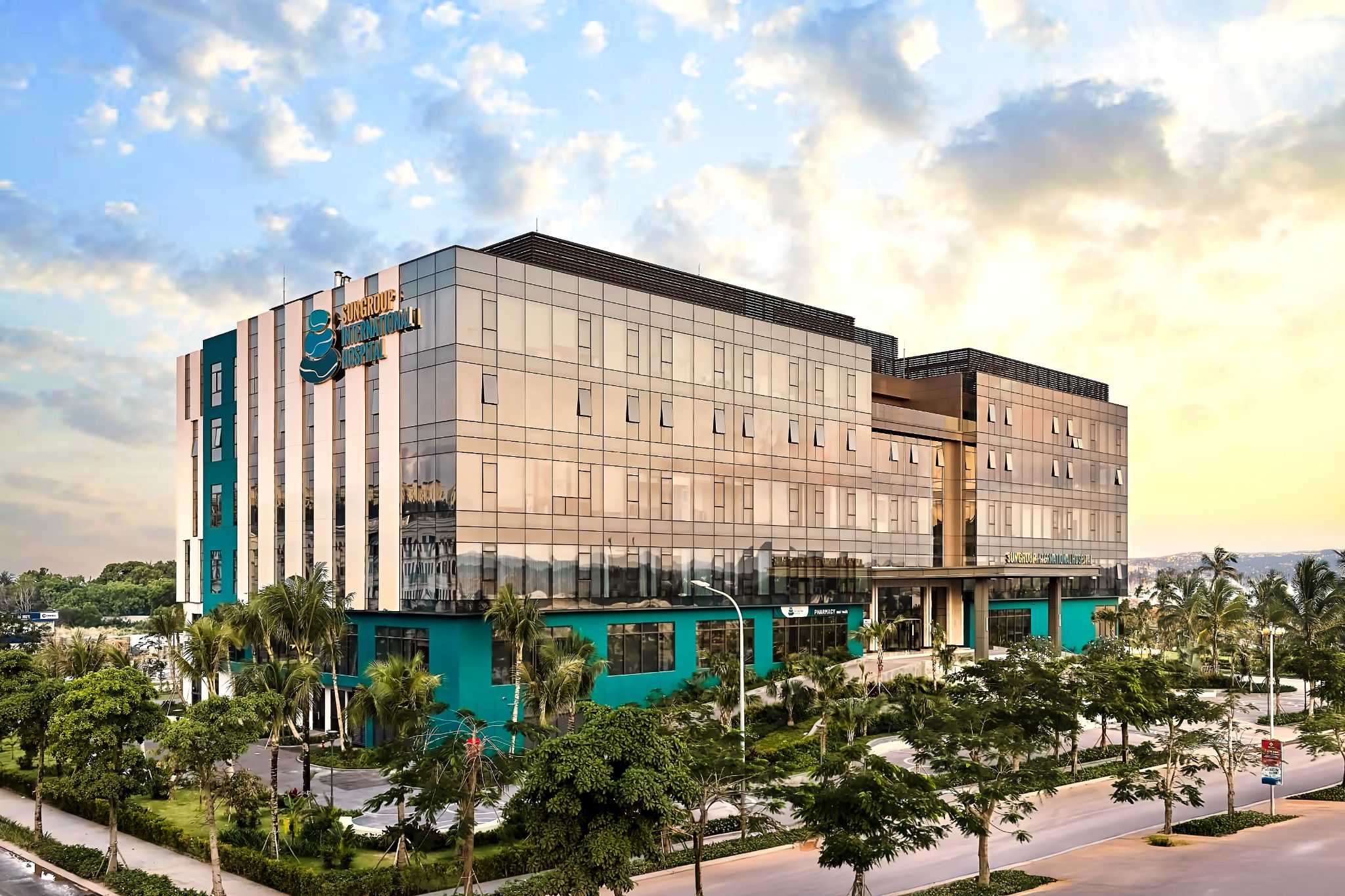 Tọa lạc tại trung tâm phường An Thới, liền kề tổ hợp các công trình trọng điểm phục vụ APEC 2027, Bệnh viện Mặt Trời Phú Quốc có quy mô 10.000 m²