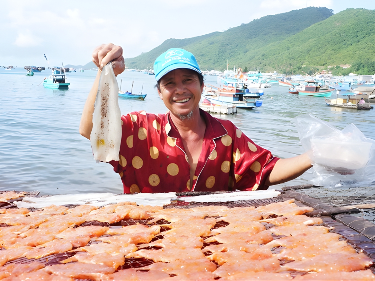 Mua hải sản và cảm nhận nhịp sống mộc mạc, gần gũi tại các chợ và làng chài.