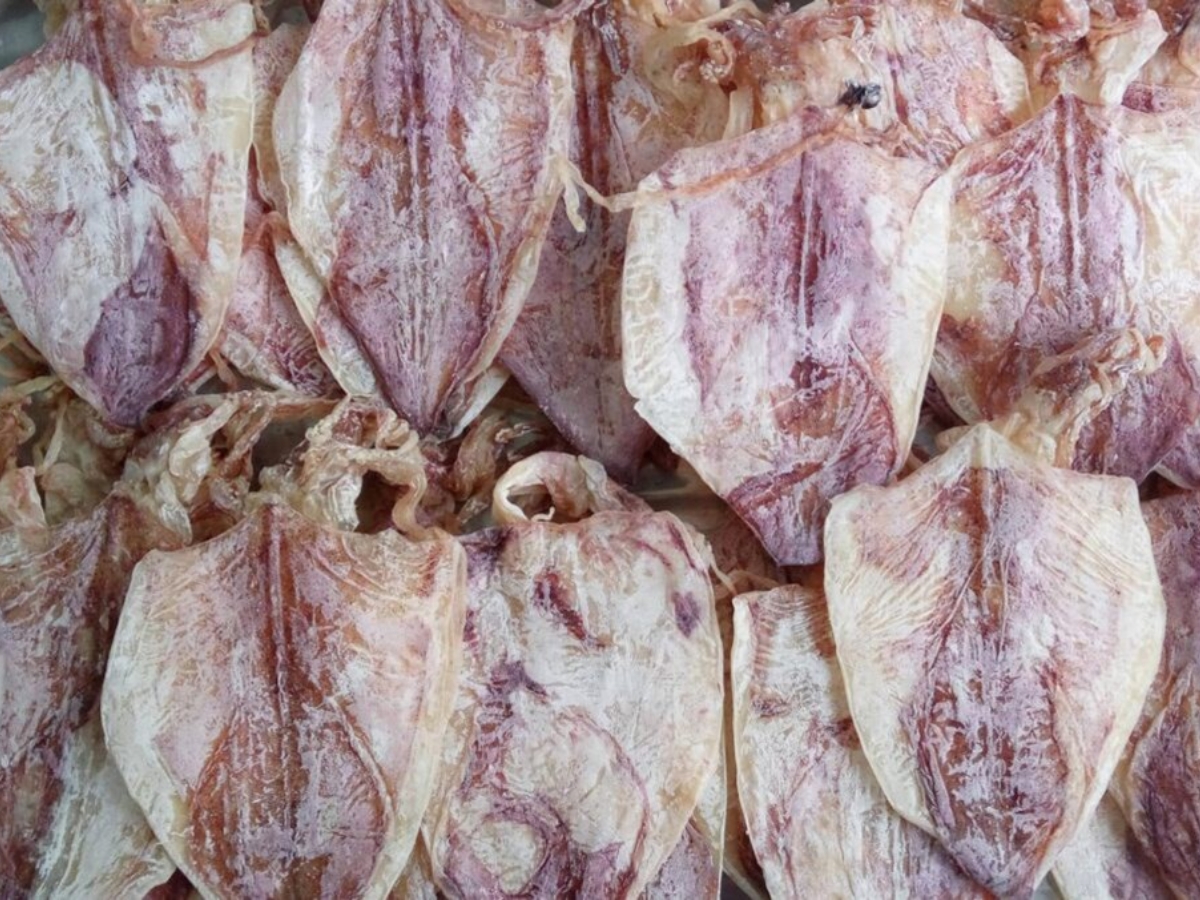 Lựa chọn hải sản khô có màu sắc tự nhiên, không có dấu hiệu bị ẩm, mốc. 