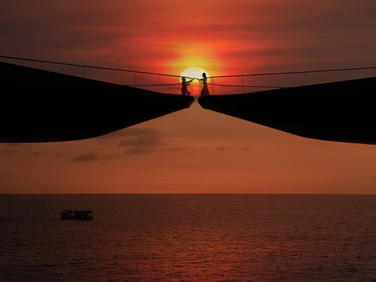 Khung cảnh hoàng hôn lãng mạn tại Cầu Hôn.