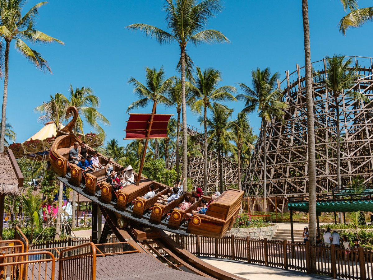 Du khách thỏa thích vui chơi tại Sun World Hon Thom. 