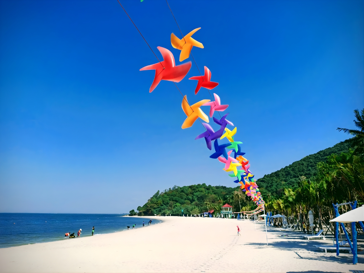 Biển Mũi Nai sở hữu khung cảnh yên bình, thoáng đãng với làn nước trong xanh cùng bờ cát trắng mịn. 