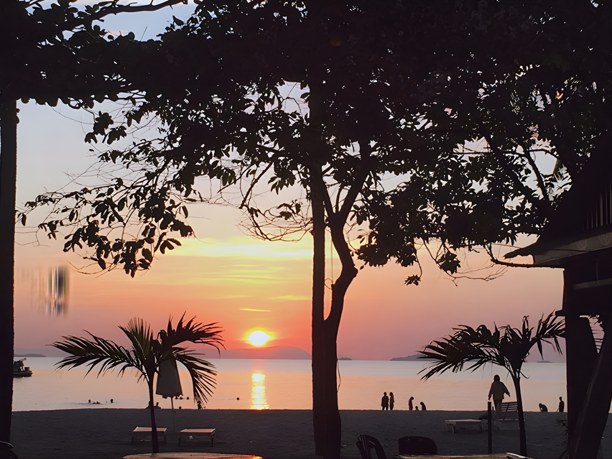 Khung cảnh hoàng hôn lãng mạn trên biển Mũi Nai.