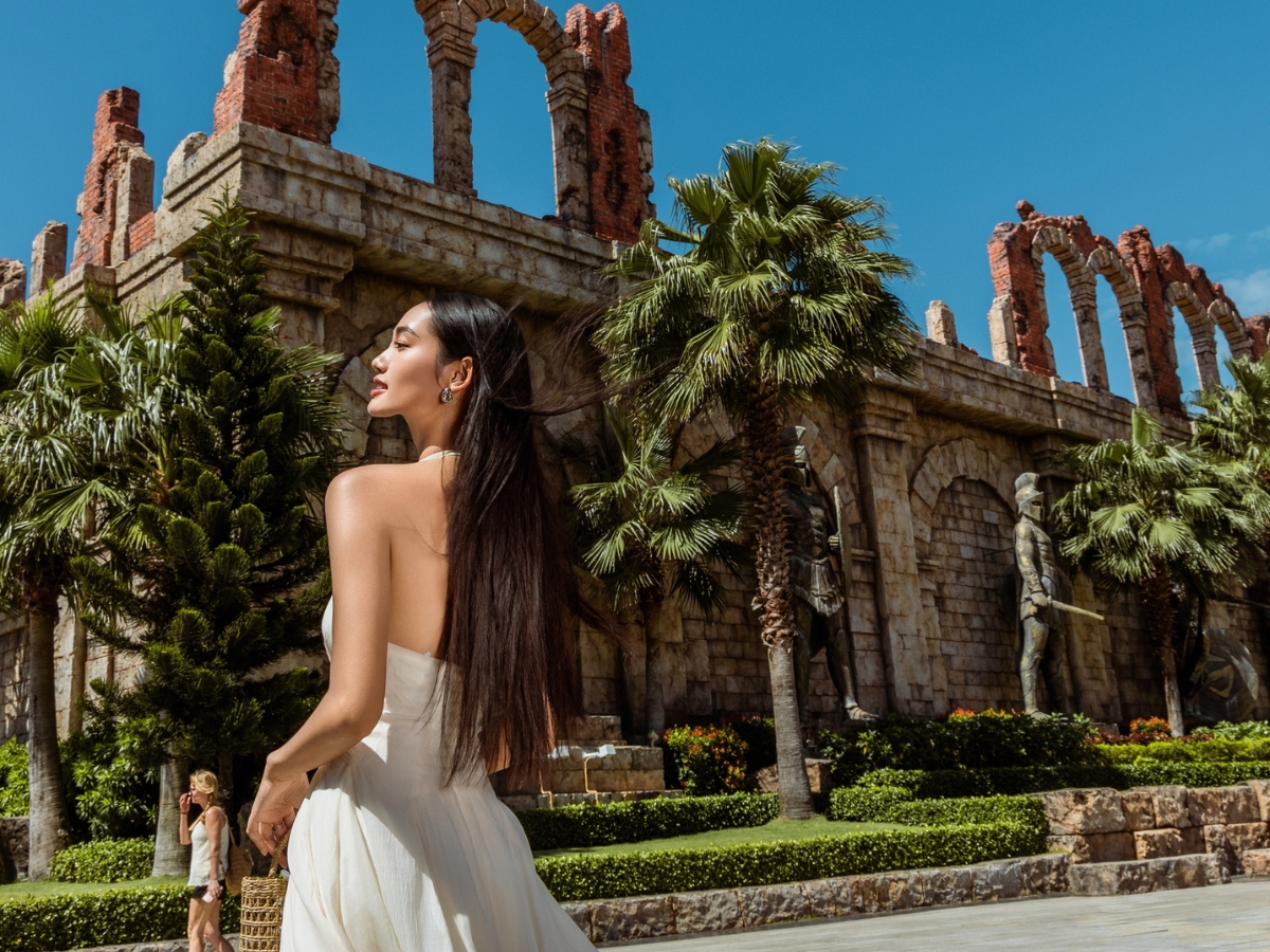 Du khách check-in đầy nghệ thuật tại quảng trường La Mã. 