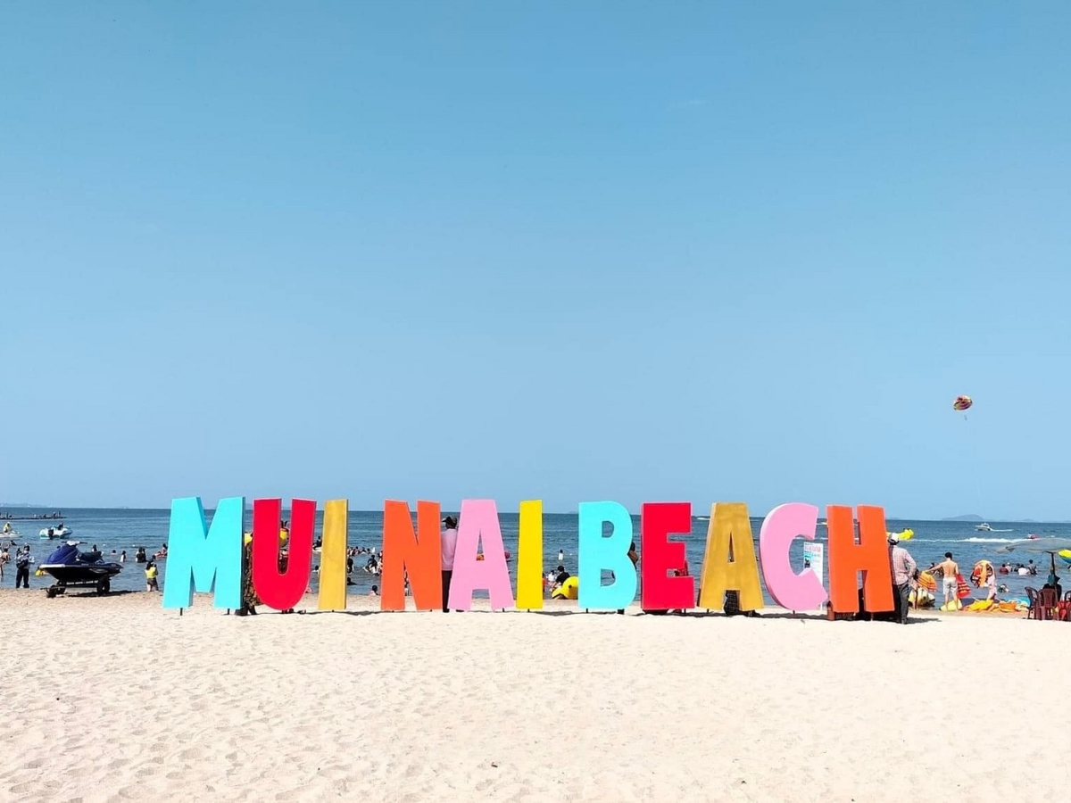 Biển Mũi Nai sở hữu bãi cát trắng, nước êm, rất thích hợp để tắm biển. 