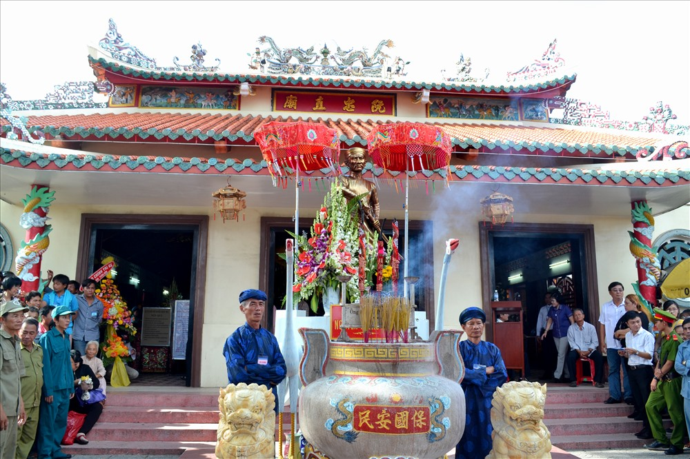 Tượng Nguyễn Trung Trực an vị trước chính điện. 