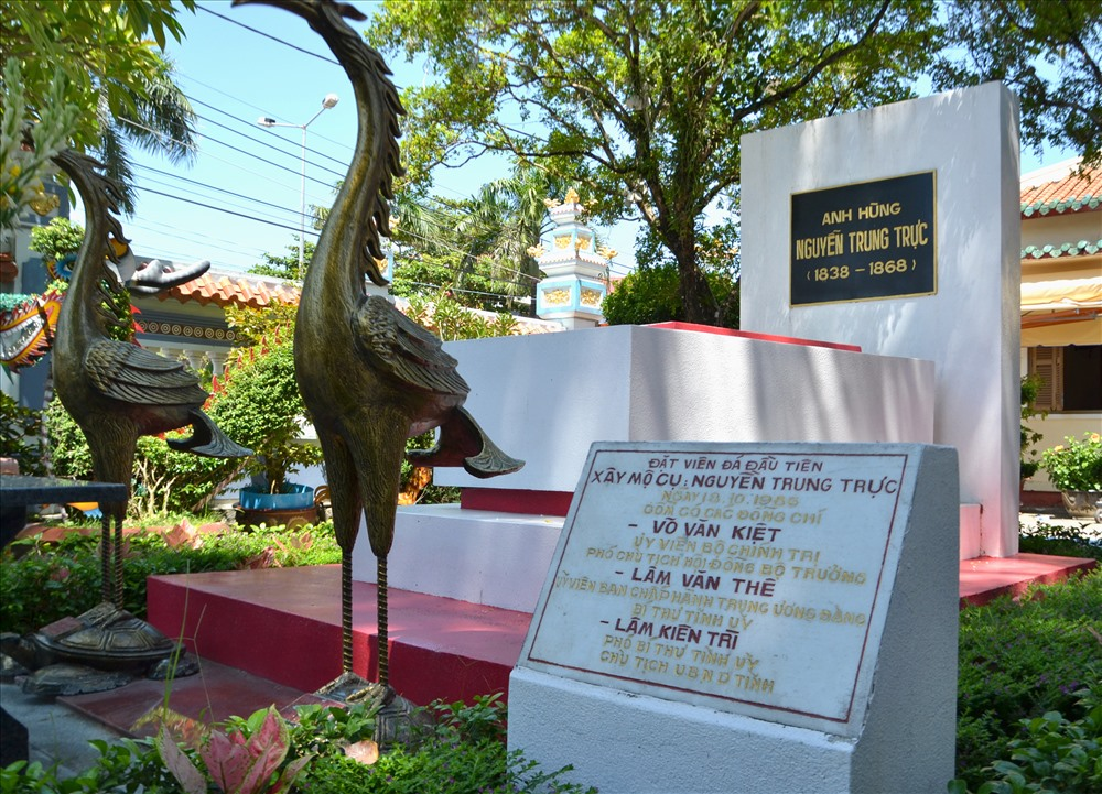 Mộ Anh hùng Nguyễn Trung Trực nằm dưới tán cây đa cổ thụ trong khuôn viên di tích. 