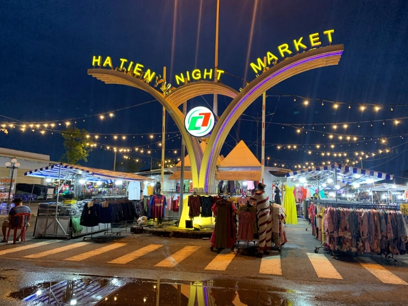Hà Tiên cực kỳ sôi động vào ban đêm.