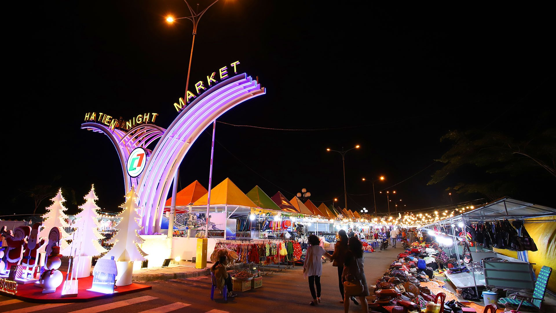 Chợ đêm Hà Tiên là điểm dừng chân lý tưởng khi muốn tận hưởng trọn vẹn không khí ăn đêm ở Hà Tiên. 