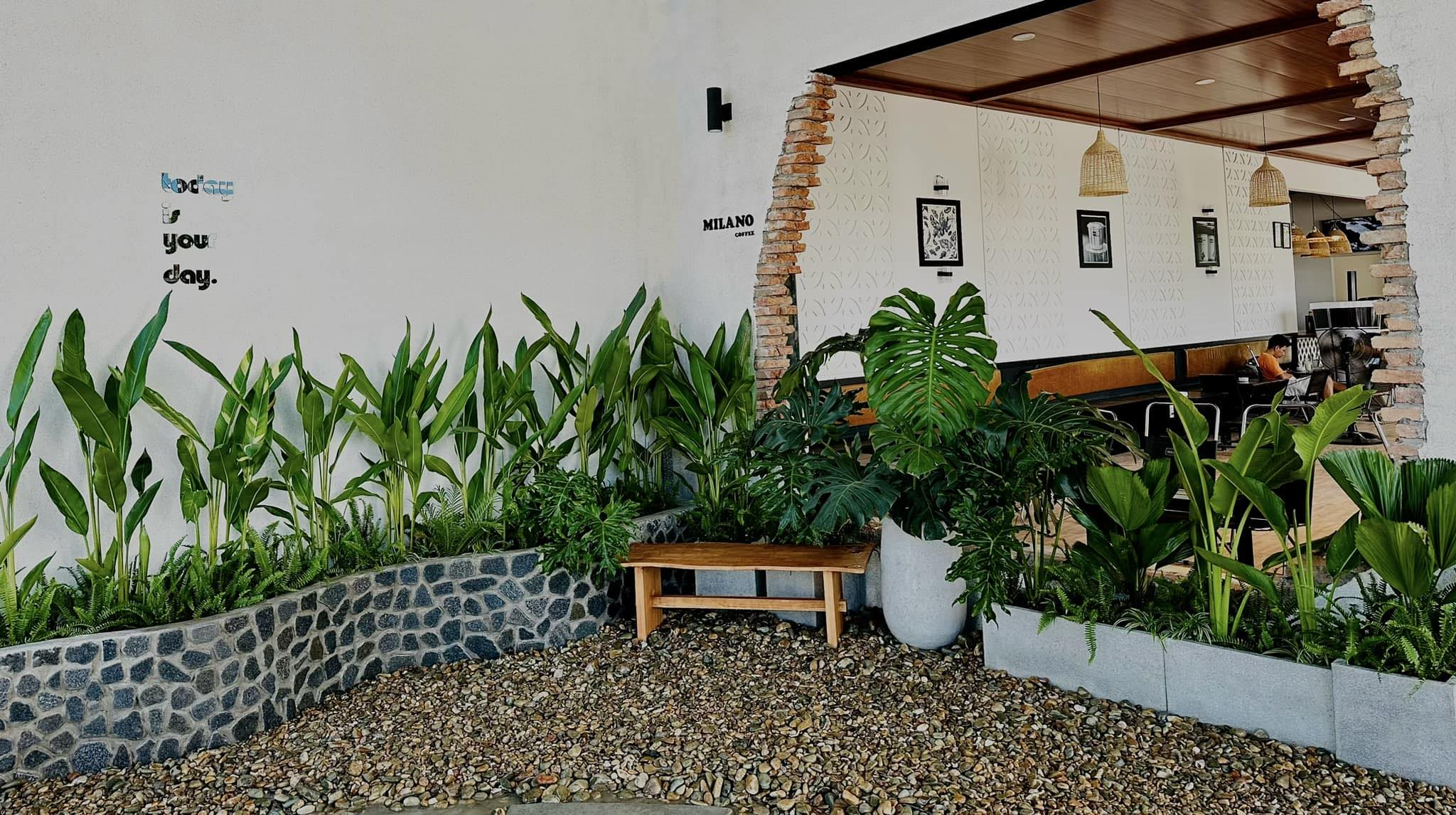 Milano Coffee mang phong cách kết hợp giữa nét cổ điển và hiện đại Việt Nam. 