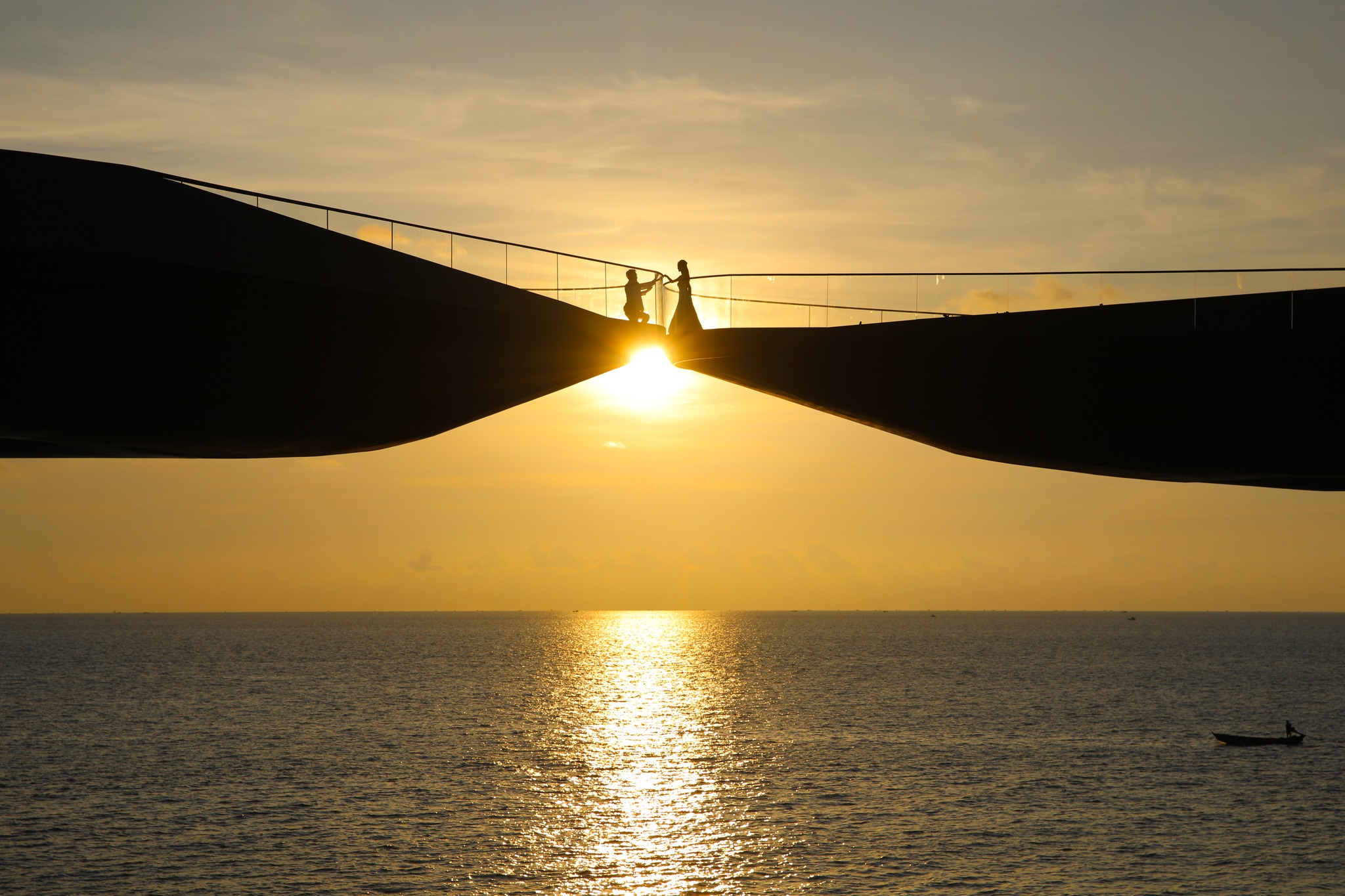 Điểm nhấn không thể bỏ lỡ tại Thị trấn Hoàng hôn là Cầu Hôn. 