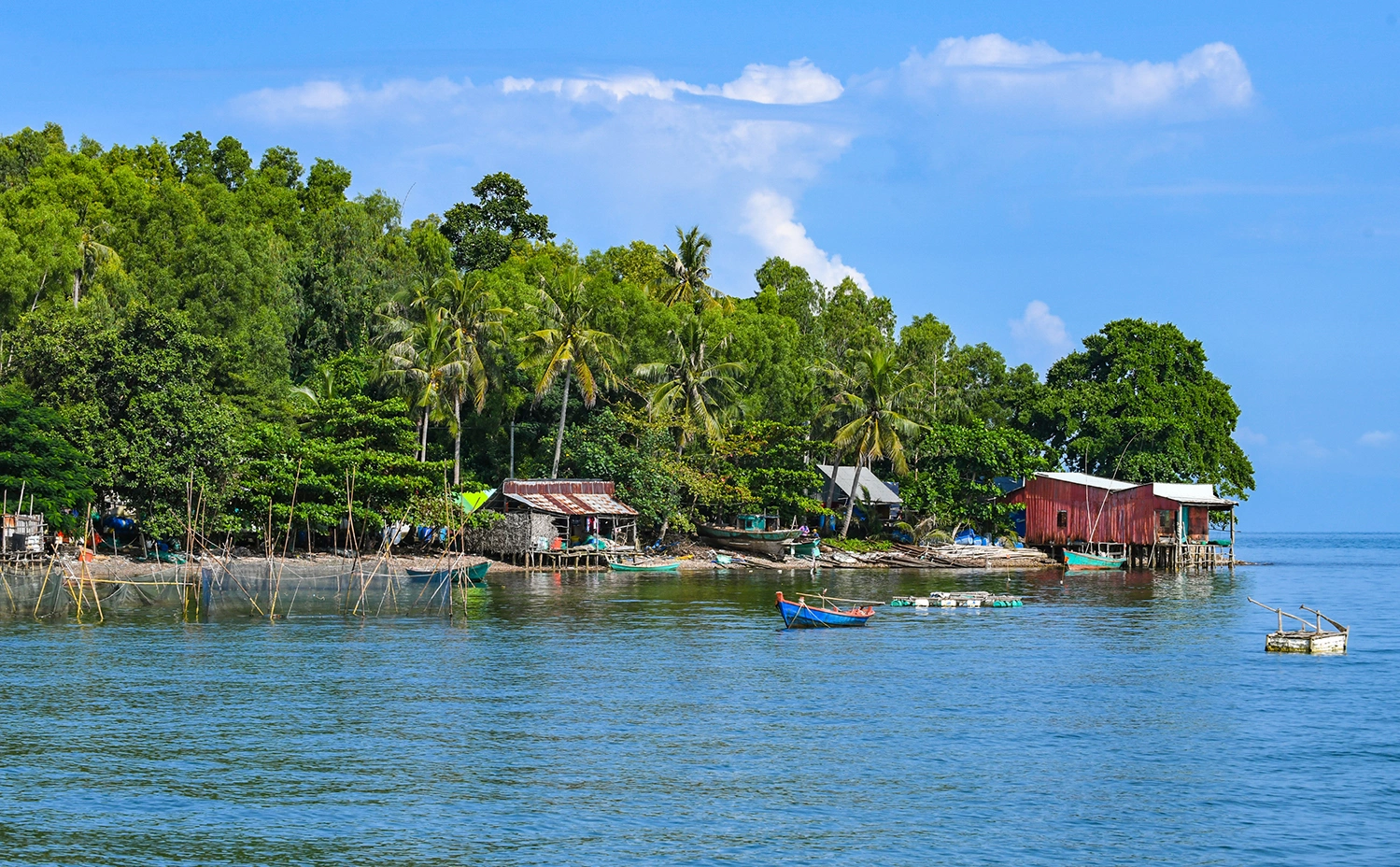 Khung cảnh làng chài ở ven hòn Tre Vân, nơi các chủ tàu thường chạy qua để khách du lịch ngắm cảnh. 