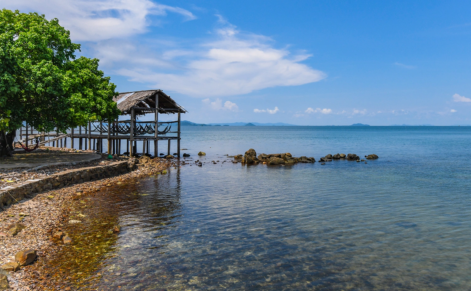 Vùng biển bao quanh đảo Hải Tặc sở hữu nước trong xanh. 