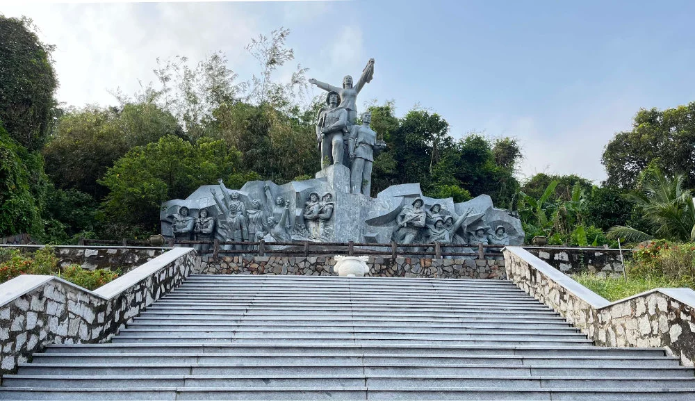 Tượng đài chị Sứ là di tích lịch sử nổi tiếng tại Hòn Đất. 